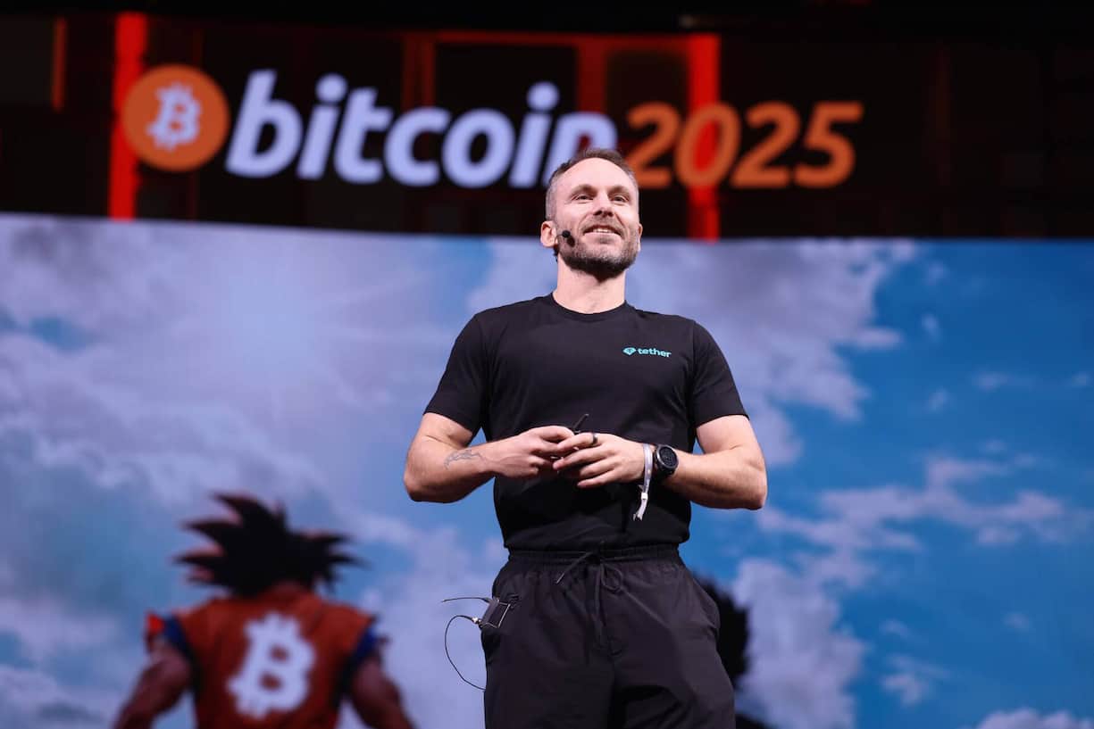 Tether-Chef Ardoinos Uniform: eng ­geschnittenes schwarzes ­T-Shirt mit Tether-Logo, schwarze Hose.