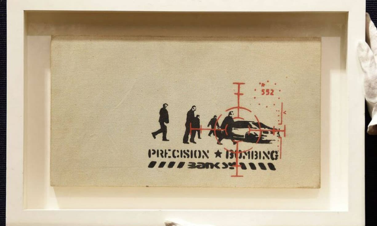 Bei einer Londoner Auktion kamen 30 Werke von «Banksy» unter den Hammer. Die höchste Summe spielte das Bild «Precision Bombing» ein: 40'000 Pfund – oder rund 55'000 Franken.