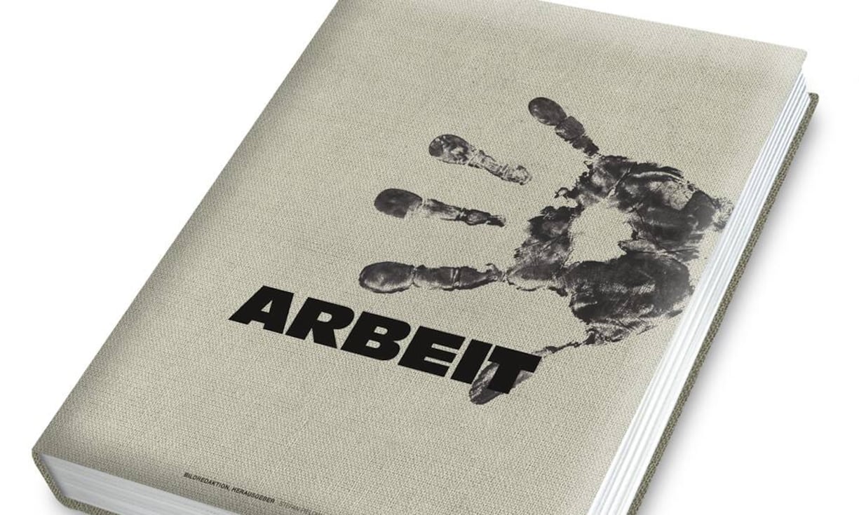 Das Buch «Arbeit» ist im Becker Joest Volk Verlag erschienen und zeigt Menschen bei der Arbeit in tropischer Hitze, in eisigen Stürmen, in Operationssälen oder in der keimfreien Welt des Zukunftslabors. Die Fotografien erzählen wahre Geschichten, manche aus überraschender Perspektive. Sie zeigen den Arbeitsalltag ohne Retusche, Jobs, die immer noch besser sind, als ohne Arbeit zu sein.