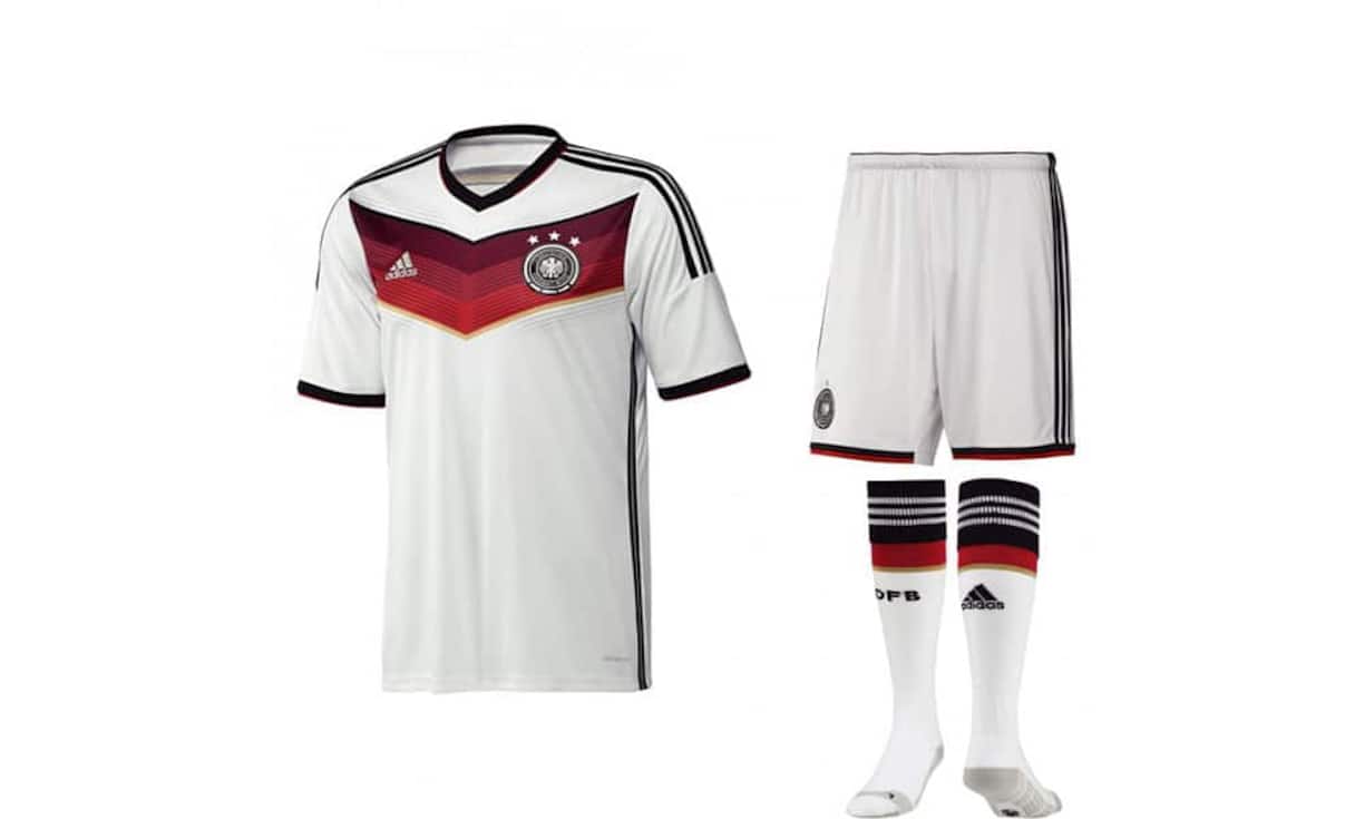 Mittelmässig: Adidas hat die deutsche Nationalmannschaft ausgestattet. Das Trikot weist viele Linien auf und es gibt verschiedene Rottöne sowie einen goldgelben Streifen zum Abschluss.