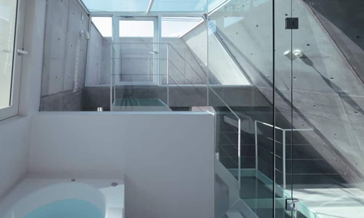 … Japans Millionenmetropole Tokio. Zuoberst befindet sich die Nasszelle, wo sich die Bewohner ein Bad unter dem…