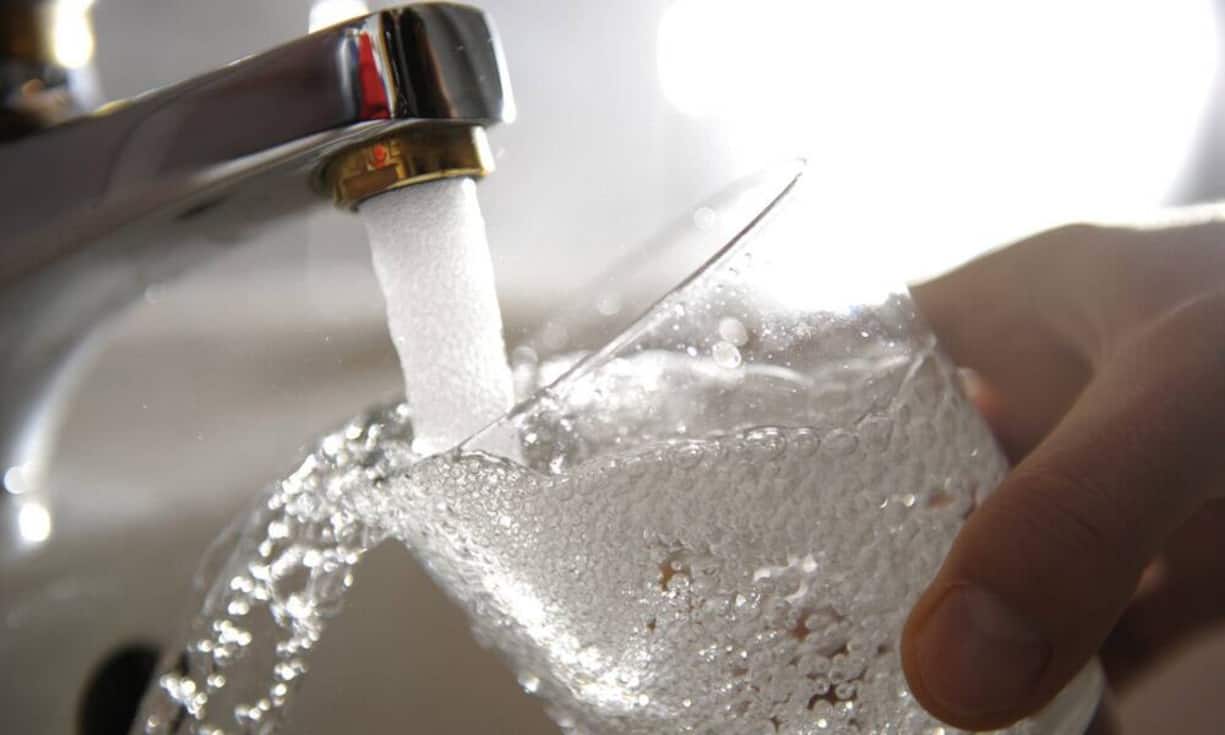 Rang 1: 
Wer auf Nummer sicher gehen will, der trinkt Wasser. Dieses enthält sportliche null Kalorien. (Quelle: Menshealth.de, Bild: Keystone)