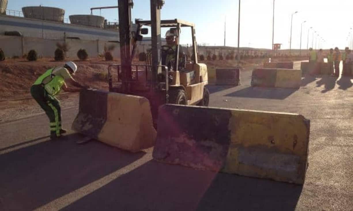 Strassensperren bei der Fabrik: Der Betrieb der Anlage während des Bürgerkriegs stellte das Management vor grosse Herausforderungen.