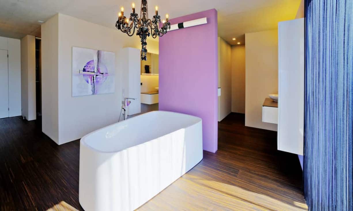 Barbie und Ken hätten ihre wahre Freude an diesem wunderschönen Badezimmer.