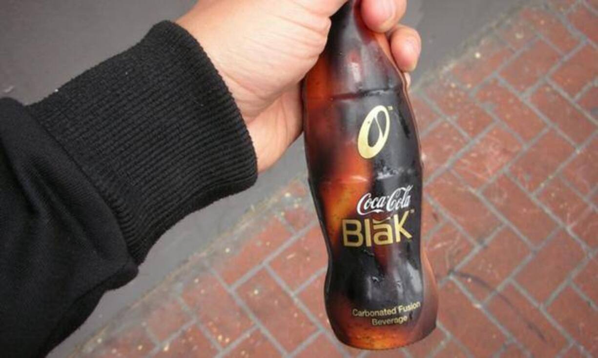 Das geplante «Museum of Failure» in Schweden gibt missglückten Produkten ein zweites Leben. Das Museum soll Mut machen und seine Besucher inspirieren. Viele der Flops kommen von weltbekannten Firmen, wie diese Auswahl der Ausstellungsobjekte zeigt:
Coca-Cola Blak
Die Cola mit Kaffeegeschmack war zwischen 2006 und 2008 auf dem Markt. Anders als die Varianten mit Vanille- oder Kirschengeschmack konnte sich Cola Blak nicht behaupten.mac42/CC/Flickr