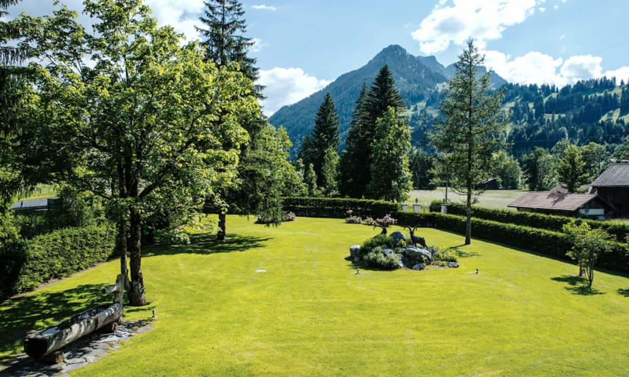 Das Chalet liegt in Grund, ca. zwei Autominuten vom bekannten Skiort Gstaad im Berner Oberland entfernt. Preis: 17'600'000.- Quelle und Bilder: Engel & Völkers