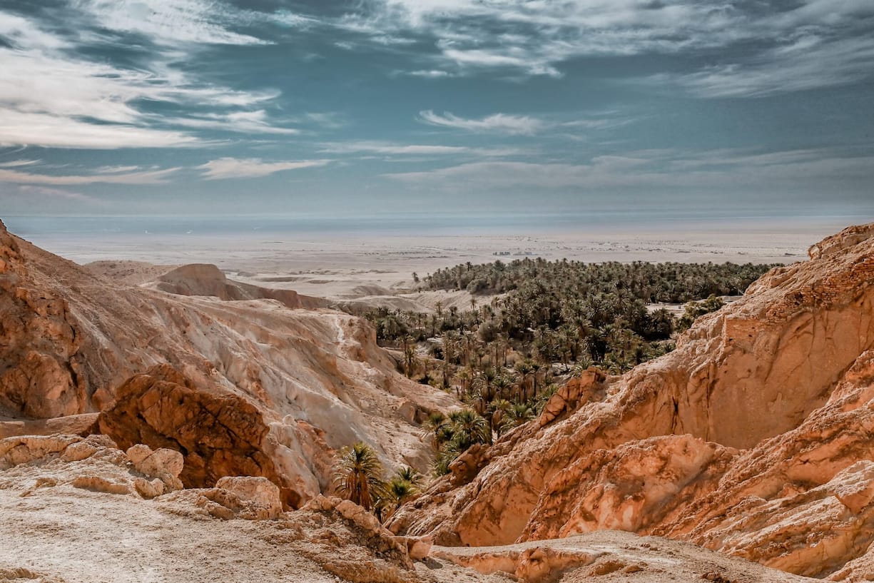 Am Fusse der Djebel-El-Negueb-Berge liegt die Oase Chebika, mit Blick auf die Weite der Tozeur-Wüste.