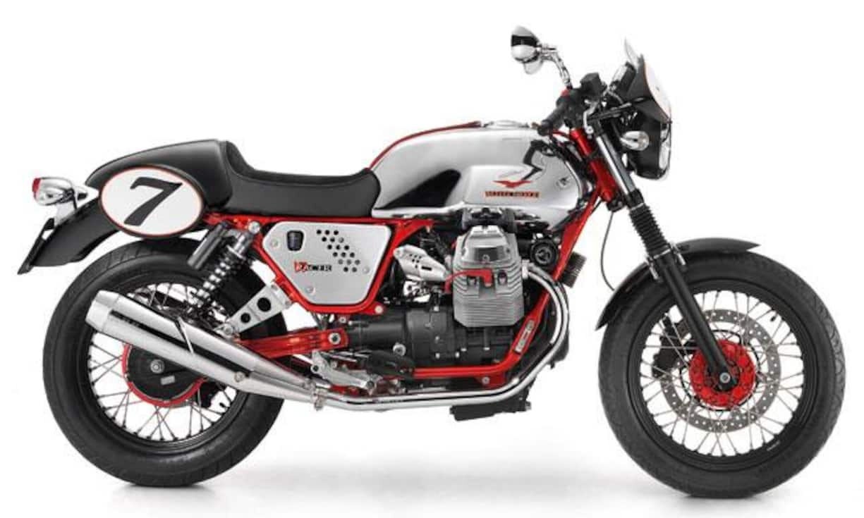 Für den starken Auftritt: Die Moto Guzzi V7 Racer macht das Einbiegen vor dem Stammcafé zum Genuss. Lässig gluckert der V2, gefährlich knistert der heisse Auspuff. Häng den Halbschalenhelm an den Lenker, winke wortlos einen Espresso herbei. Und leg die Sonnenbrille niemals ab. Niemals. 11 990 Franken.