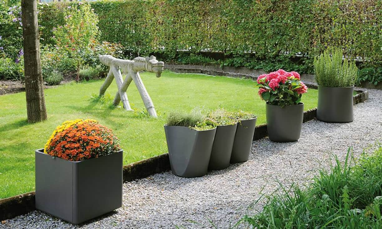 Faserzement-Gefässe: Diese werden von Eternit in der Manufaktur in Payerne handgemacht. Giardina/ Eternit