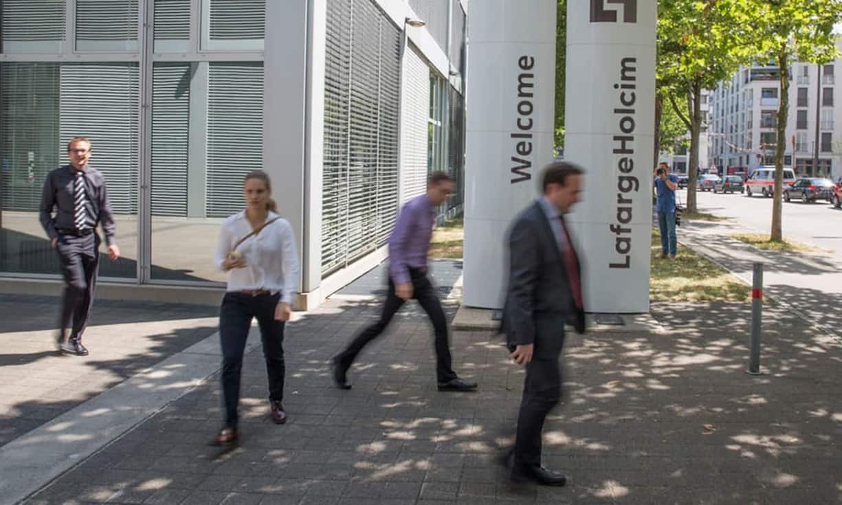 Auch beim Zementkonzern LafargeHolcim sind die Einstiegsgehälter für Absolventen abhängig von verschiedenen Faktoren: Dazu gehören vorherige Erfahrungen inner- oder ausserhalb der Branche, Studienaufenthalte im Ausland, sowie andere Qualifikationen oder Ausbildungen neben dem BWL-Abschluss, die Mitarbeitende mitbringen.