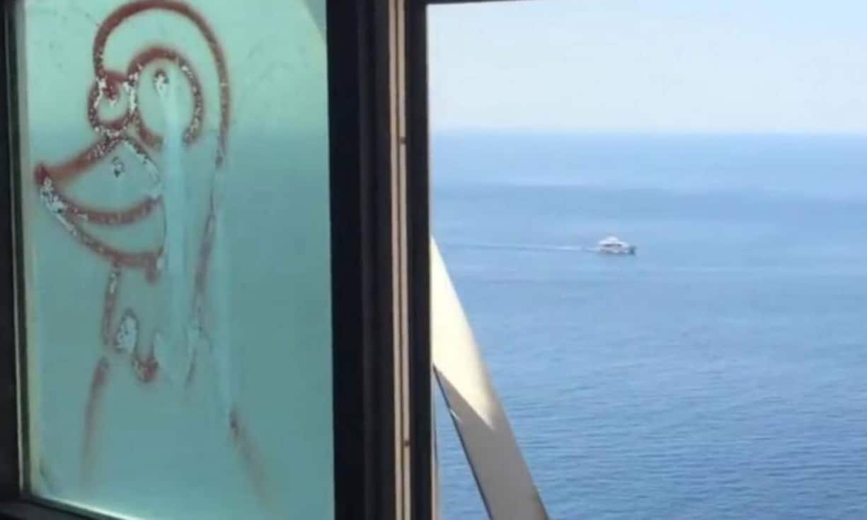 Scheiben sind zerschlagen oder versprüht.