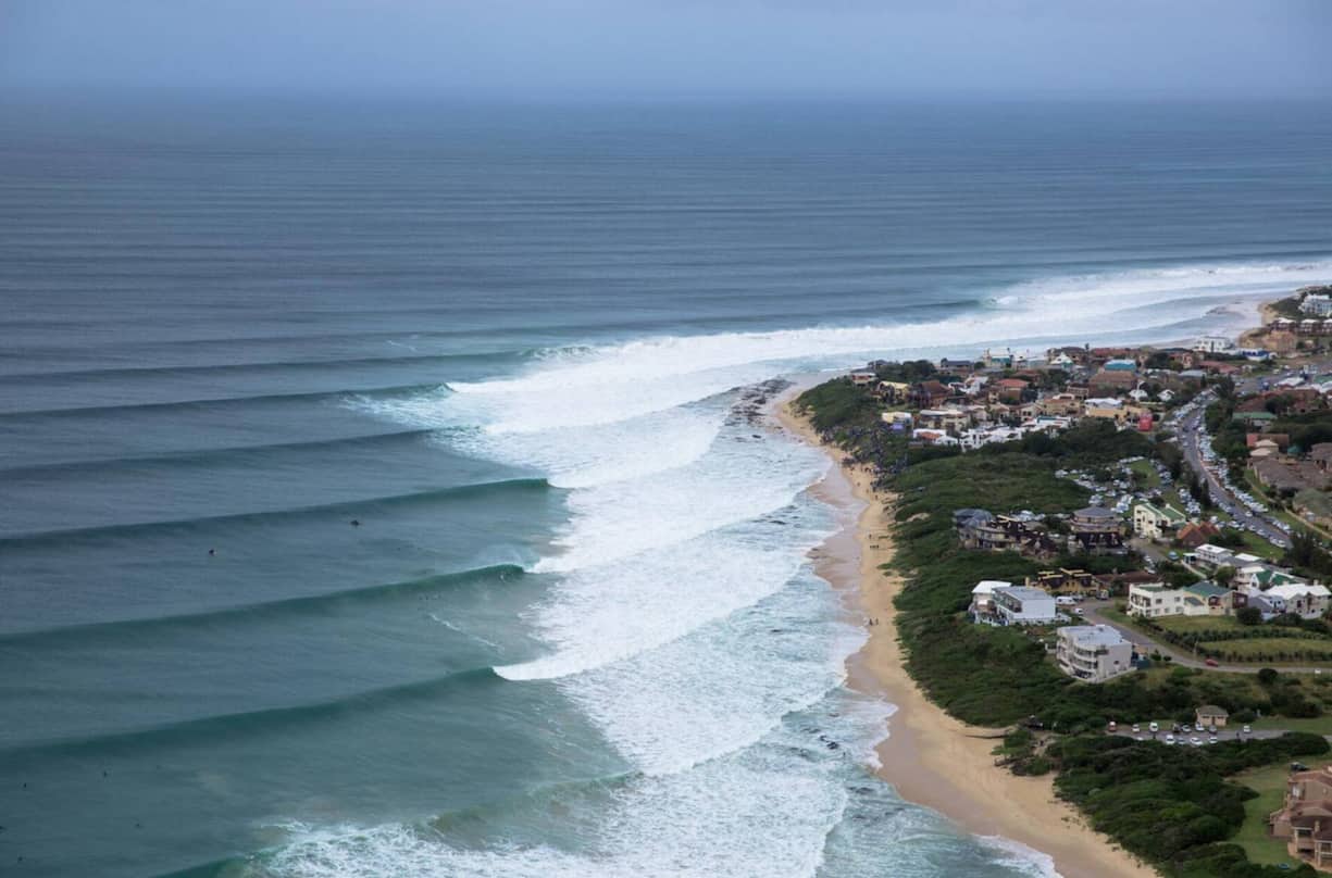 Jeffreys Bay, Südafrika Ein weltberühmter Point Break, der wilde Naturerlebnisse bietet. Slater hat den Ort, der auch mit Naturschutzinitiativen gegen ­Wilderei verbunden ist, häufig besucht.