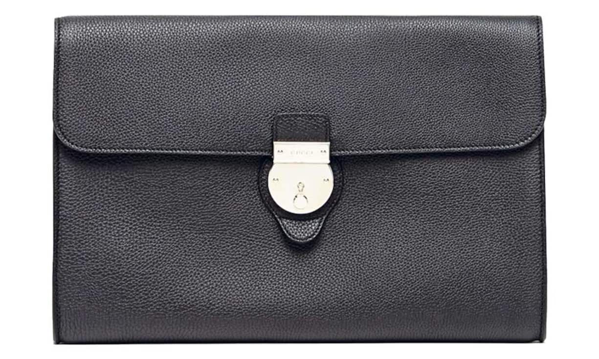 Gucci Elegant: Diese elegante Portfolio Briefcase aus schwarzem Leder ist der ideale Begleiter bei entscheidenden Terminen. Weitere Extras sind der Schlüsselhalter und die silberne Schnalle mit Gucci-Schriftzug.
Preis 2390 Franken