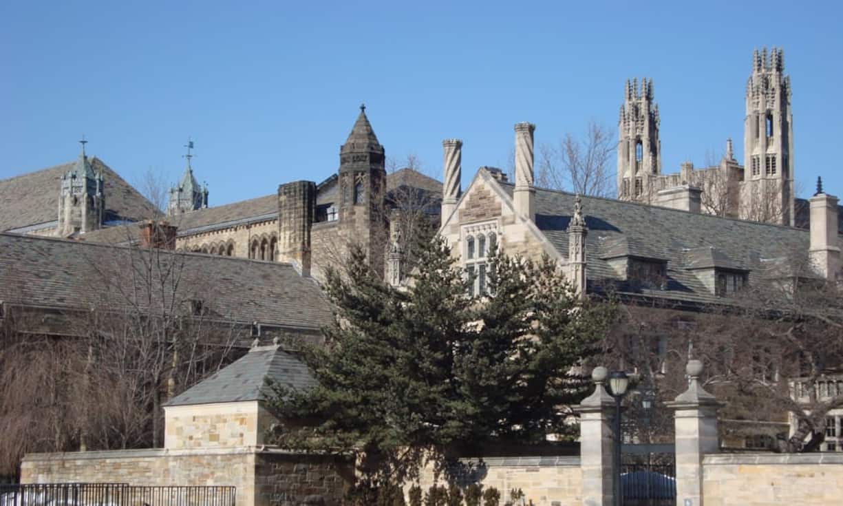 Platz 9: Yale University Sieben der zehn Universitäten mit den reichsten Abgängern befinden sich an der Ostküste der USA. So auch die Yale University in New Haven, die zu den renommiertesten Universitäten der Welt zählt. Insgesamt kommt sie auf 570 reiche Alumni. Adam Jones/Flickr/CC