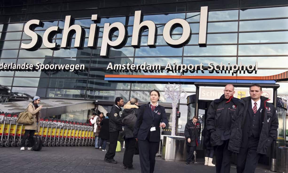 Platz 2: Amsterdam Airport Schiphol (AMS). Mit ca. 50,3 Millionen Passagieren im Jahr 2012 ist der Amsterdam Airport Schiphol der viertgrößte Flughafen Europas (nach London Heathrow, Paris-Charles-de-Gaulle und Frankfurt am Main) und liegt im weltweiten Vergleich auf Rang 14. Im BILANZ-Rating der besten Airports der Welt landet er auf Platz 2.