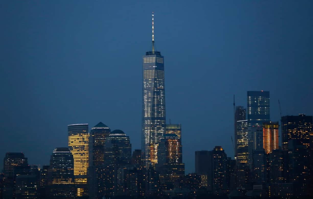 1. One World Trade Center in New York: 3,9 Milliarden Dollar
Der Wolkenkratzer an der Stelle der am 11. September 2001 zerstörten Zwillingstürme ist mit 541 Metern das sechsthöchste Gebäude der Welt. Der überrissene Preis hat viele Gründe. Entscheidend waren aber die schwierige Baugeschichte und bisher nie dagewesene Sicherheitsvorkehrungen.
Bilder: Keystone| Daten: Emporis