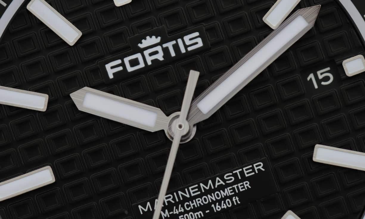 Applizierte Indexe, gebürstete Zeiger und ein Zifferblattmuster, das das «O» des Marken-Schriftzugs wiederholt.