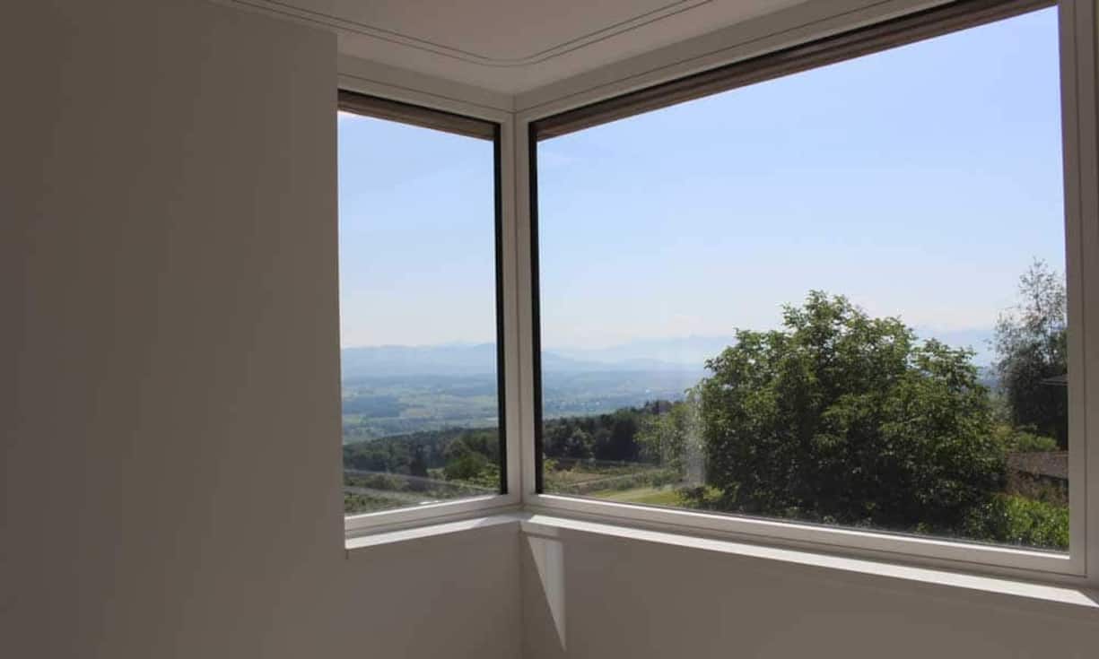 Fenster über Eck holen auch in den einzelnen Räume die Natur ins Haus.