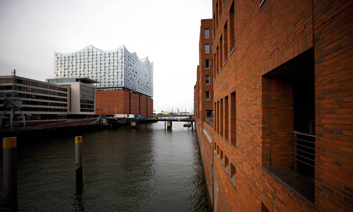 Der Sockel der Elbphilharmonie fügt sich ein in die historische Speicherstadt.