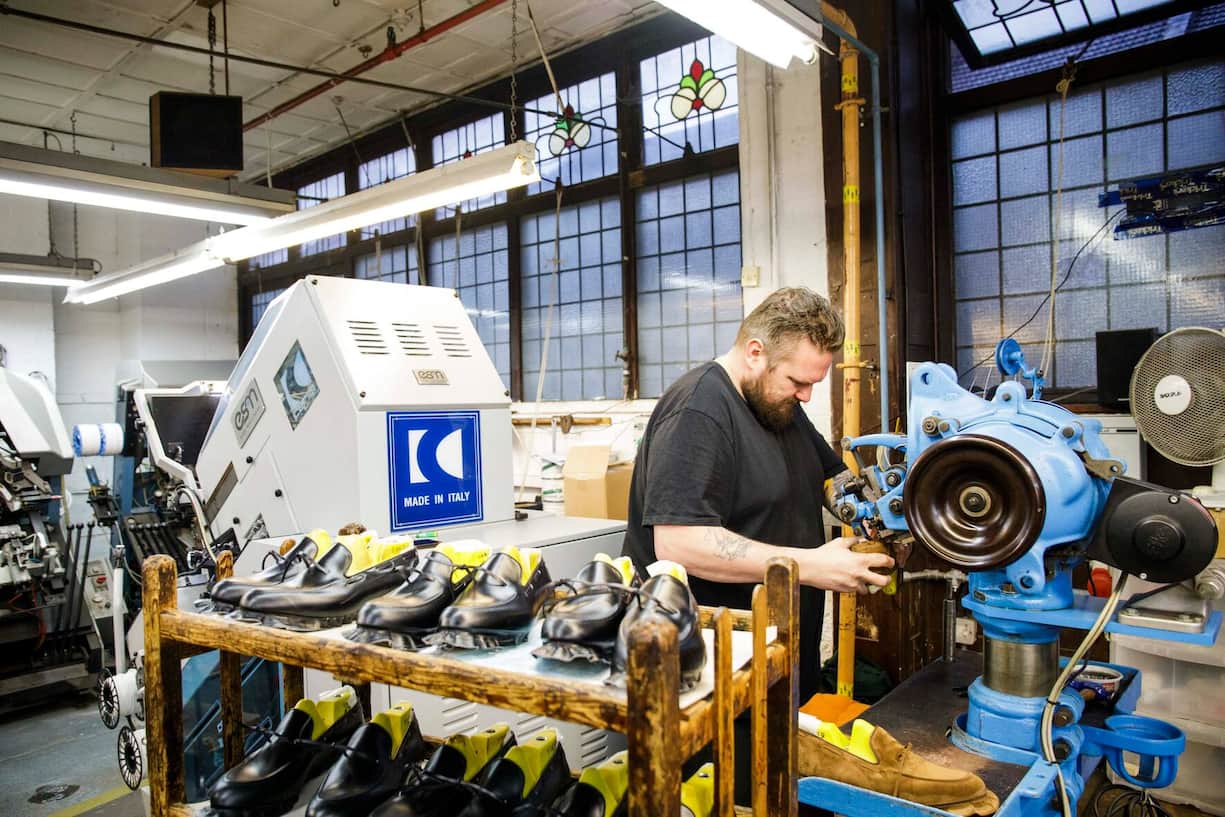 In der Fabrik ergänzen sich viele Maschinen mit noch mehr Handarbeit.