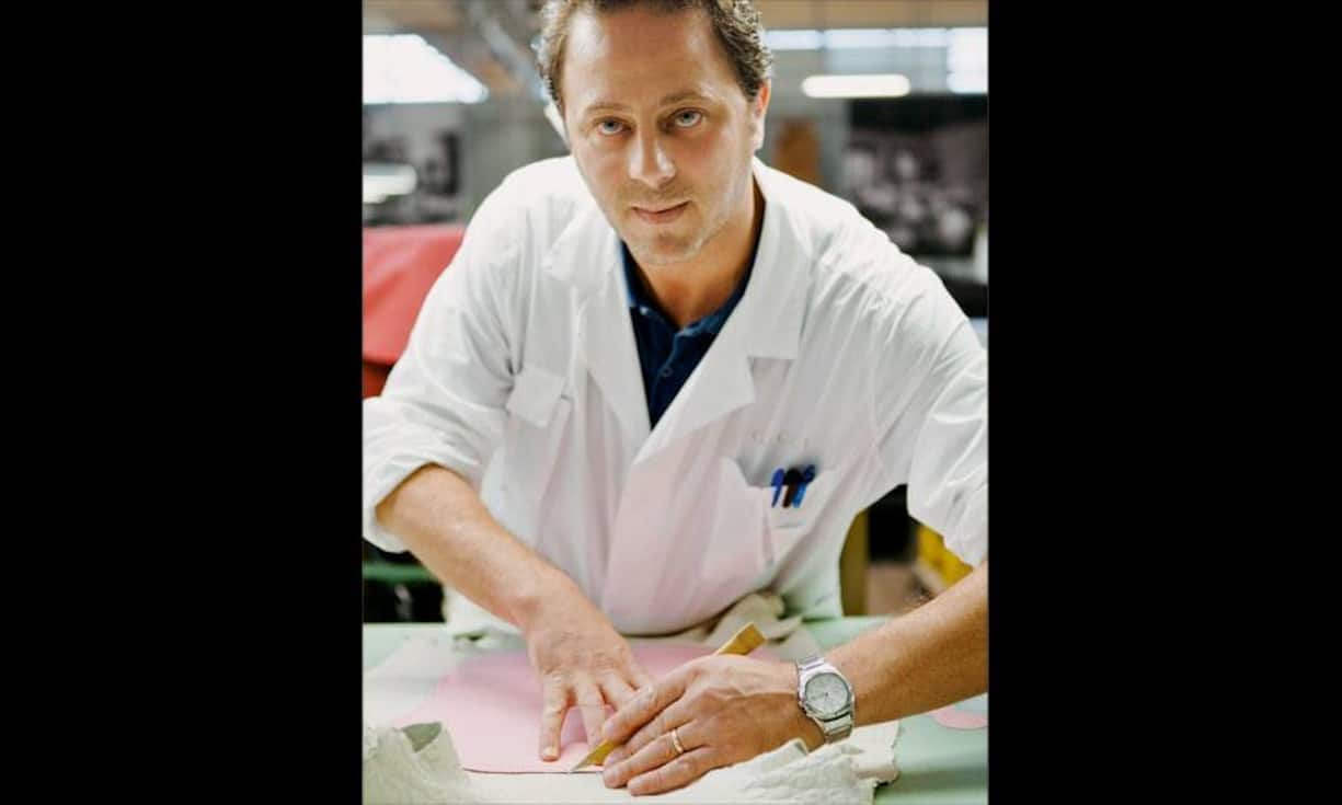 Weil diese Häute selten und teuer sind, dürfen nur sehr erfahrene 
Mitarbeiter das Leder schneiden, wie etwa Luca Cialdi, der sein ganzes bisheriges Berufsleben beim Florentiner Unternehmen verbracht hat.