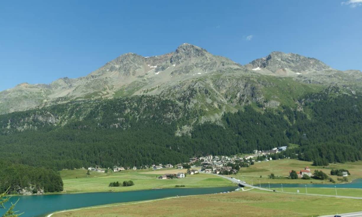 Durch die erhöhte Lage ermöglicht die Liegenschaft einen Blick auf die beiden Seen, die Engadiner Berglandschaft und das Nachbardorf Surlej.