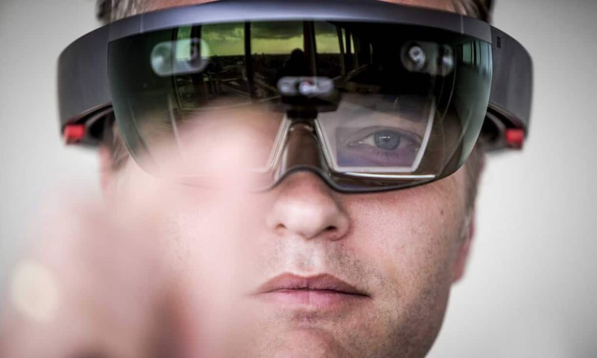 Die verbesserte Hololens: Die Hololens ist das «Augmented Reality Headset» von Microsoft. Das Unternehmen hat ausgewählten Firmen schon im Mai 2016 Entwicklerkits geschickt. Gerüchten zufolge soll 2017 der Verkauf der Hololens im Einzelhandel starten.