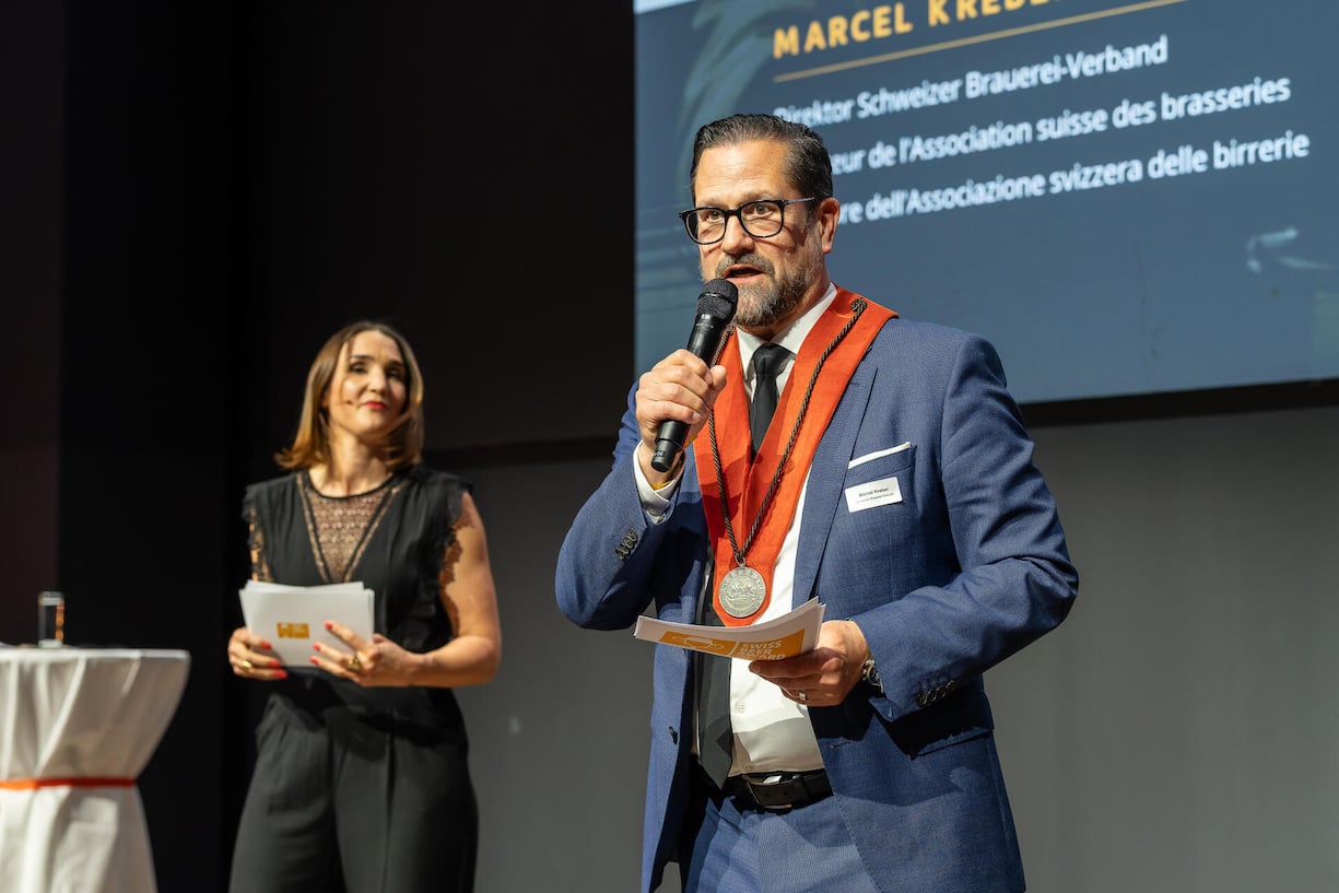 Gastgeber mit Bierorden: Marcel Kreber, Direktor des Bierbrauerverbandes