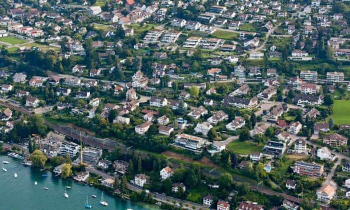 Herrliberg ZH am Zürichsee ist ein teurer Ort für Hausbesitzer - die UBS hält die Preise für gefährlich hoch.