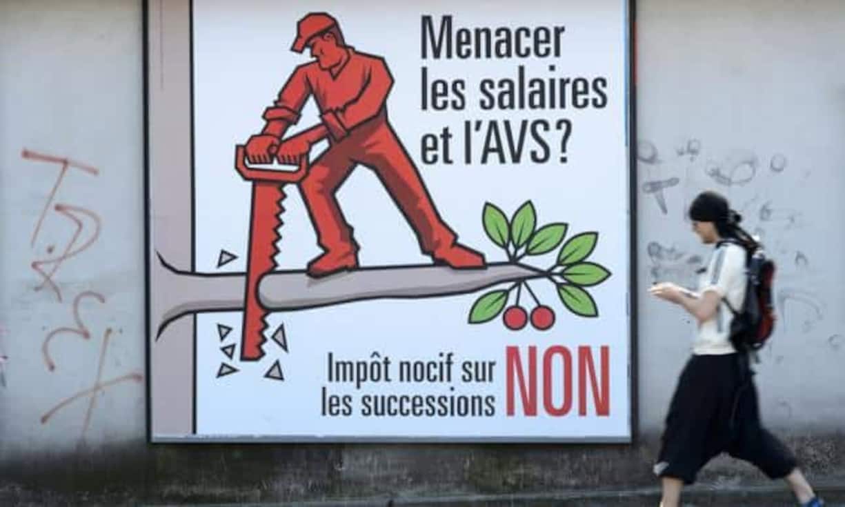 Auch 2015 sorgen Steuervorlagen noch für rote Köpfe. Das zeigt sich aktuell im Kampf um die Erbschaftssteuer. Das Plakat der Gegenkampagne spielt bewusst mit der sozialistischen Bildsprache...