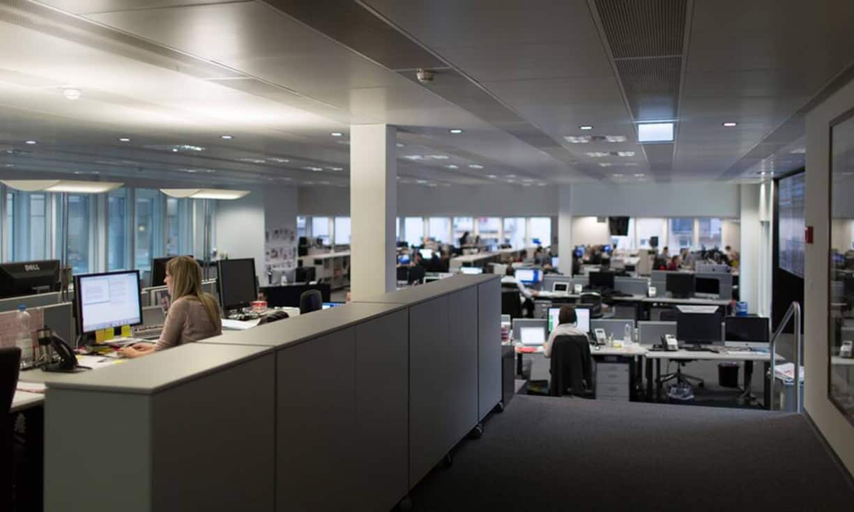 1. Grossraumbüros sind schlecht und gesundheitsgefährdendAus Sicht der Wissenschaft gibt es keine soliden Befunde, dass Grossraumbüros für die Gesundheit schlechter sind als andere Büroformen, denn es gibt gute und schlechte Büros. Gute Grossraumbüros zeichnen sich etwa durch ein breites Angebot an gemeinsam genutzten Flächen aus, die für Rückzug, Meetings etc. genutzt werden können. Entscheidend ist also nicht die Bürogrösse, sondern der Umgang mit Störungen, Privatsphäre etc.