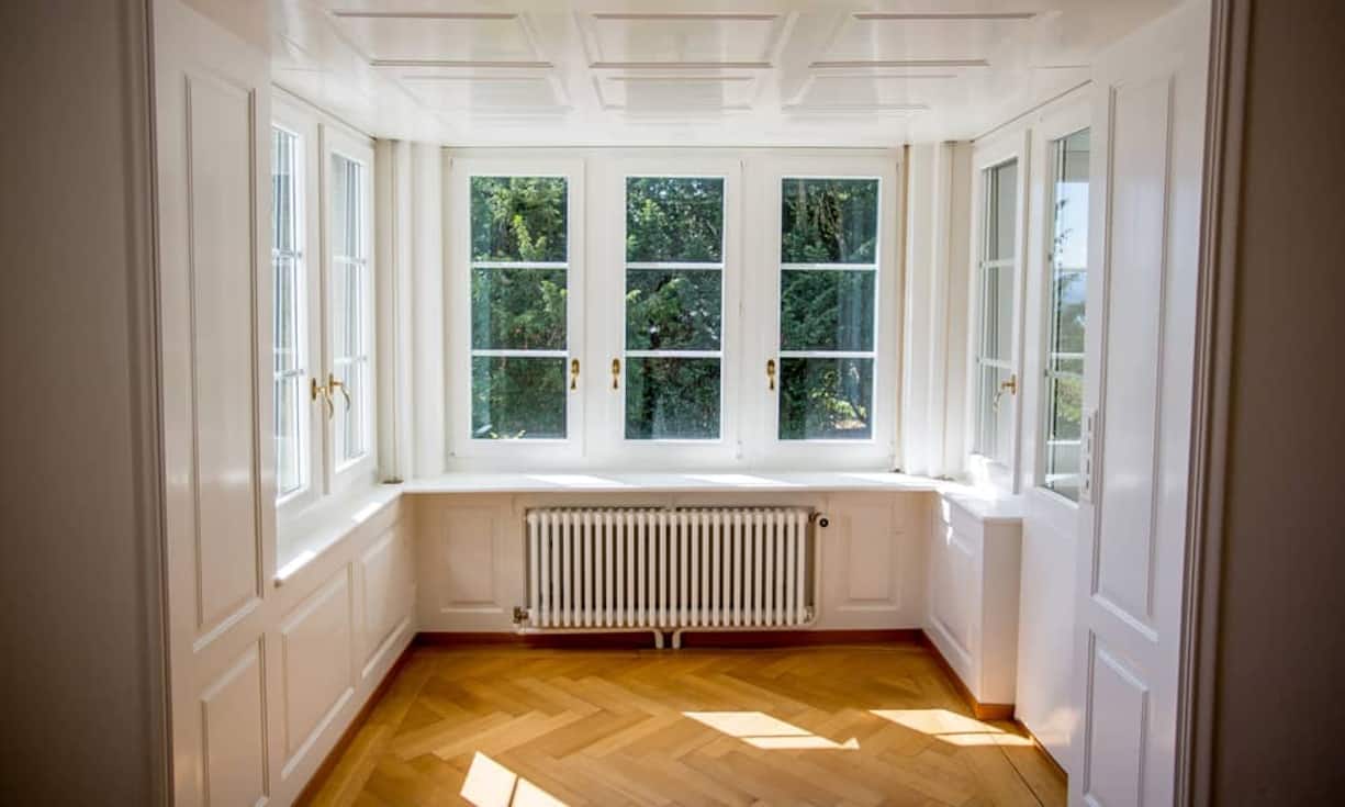 Das Cheminée und ein Kachelofen sorgen für eine gemütliche Atmosphäre. Fast jede Etage hat einen Balkon oder Erker. Doch am besten...
