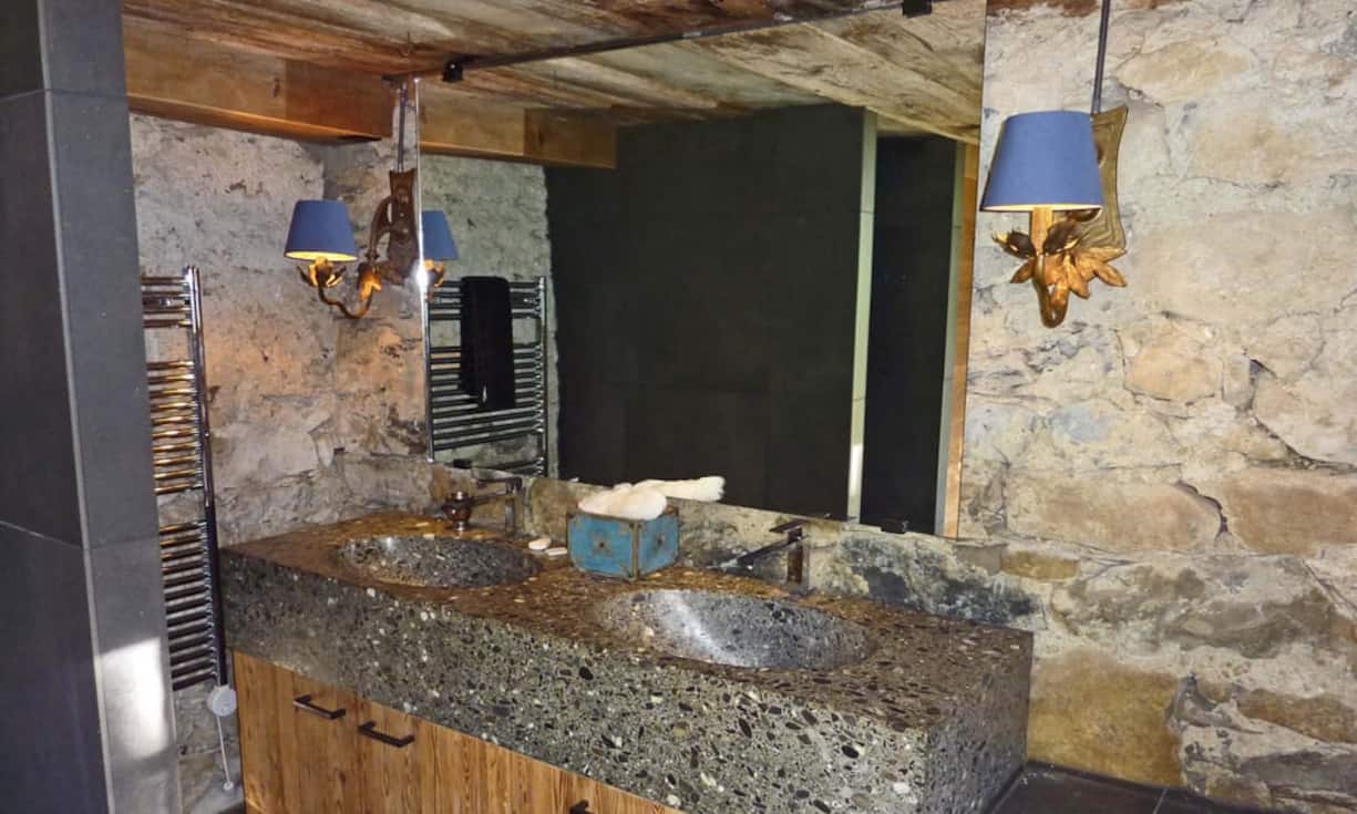 ... Badezimmer. Im ehemaligen Ofenhaus gleich neben dem Eingangsbereich befindet sich zudem eine Wellnessanlage.