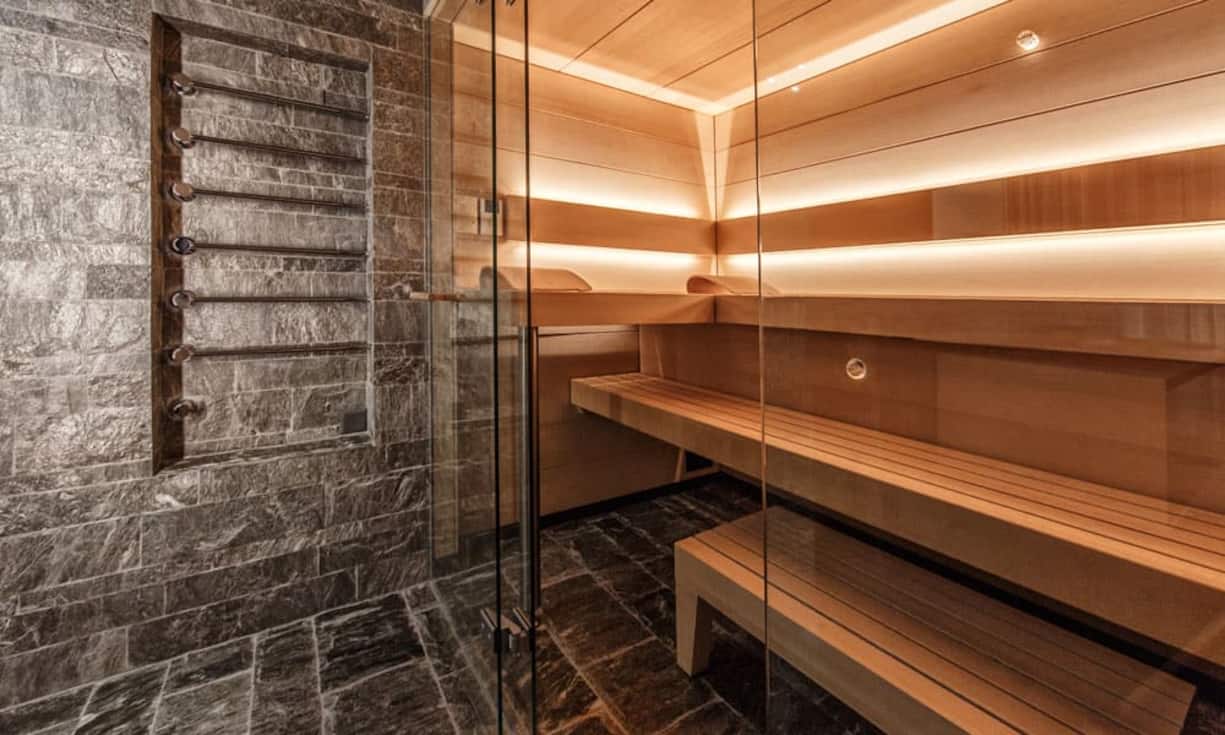 Aussedem auf dieser Etage: 4 Zimmer, Duschen, WCs, Bad und Sauna.