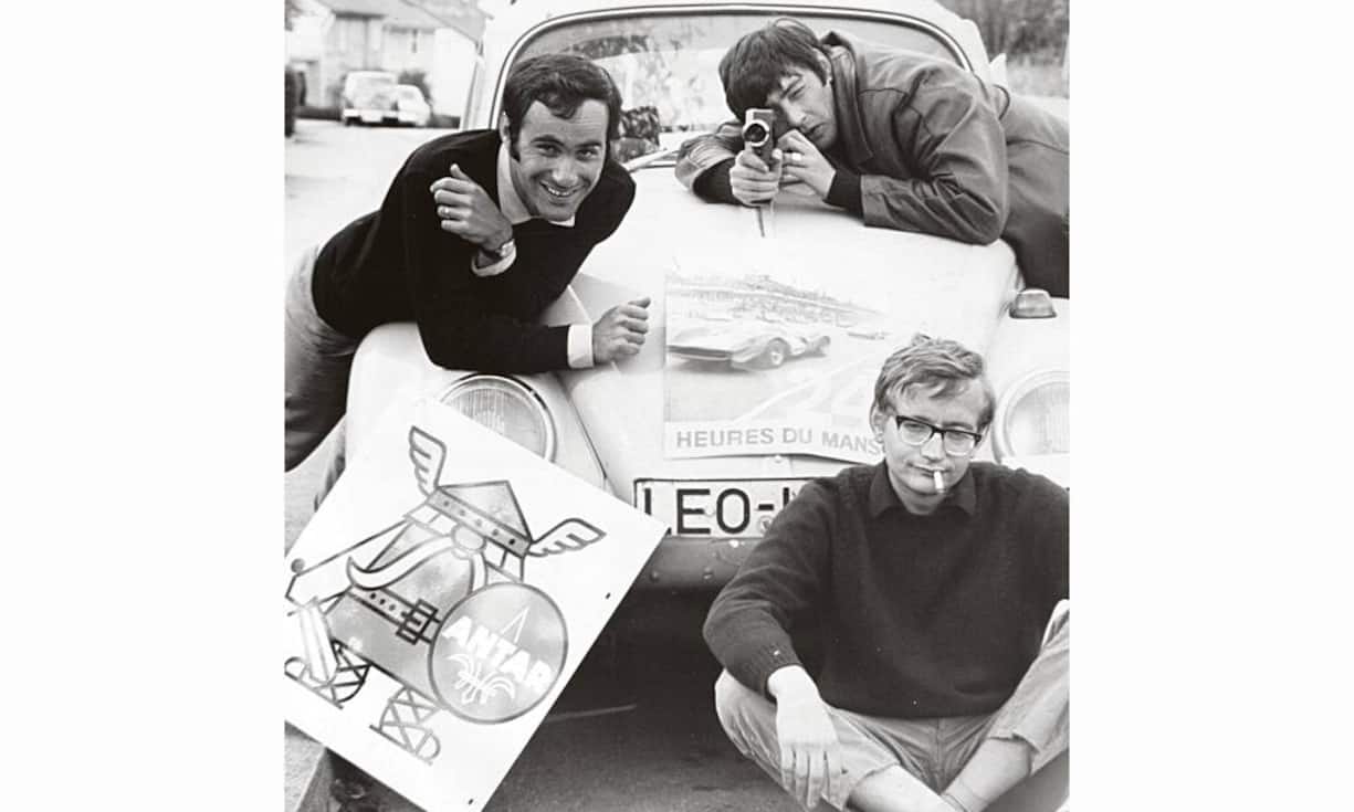 ... Das Buch zeigt das umfangreiche Bildband «Making Aston Martin» und die Geschichte von Ulrich Bez, der die Automarke zu denn exklusivsten der Welt machte. (Bild: Ulrich Bez)