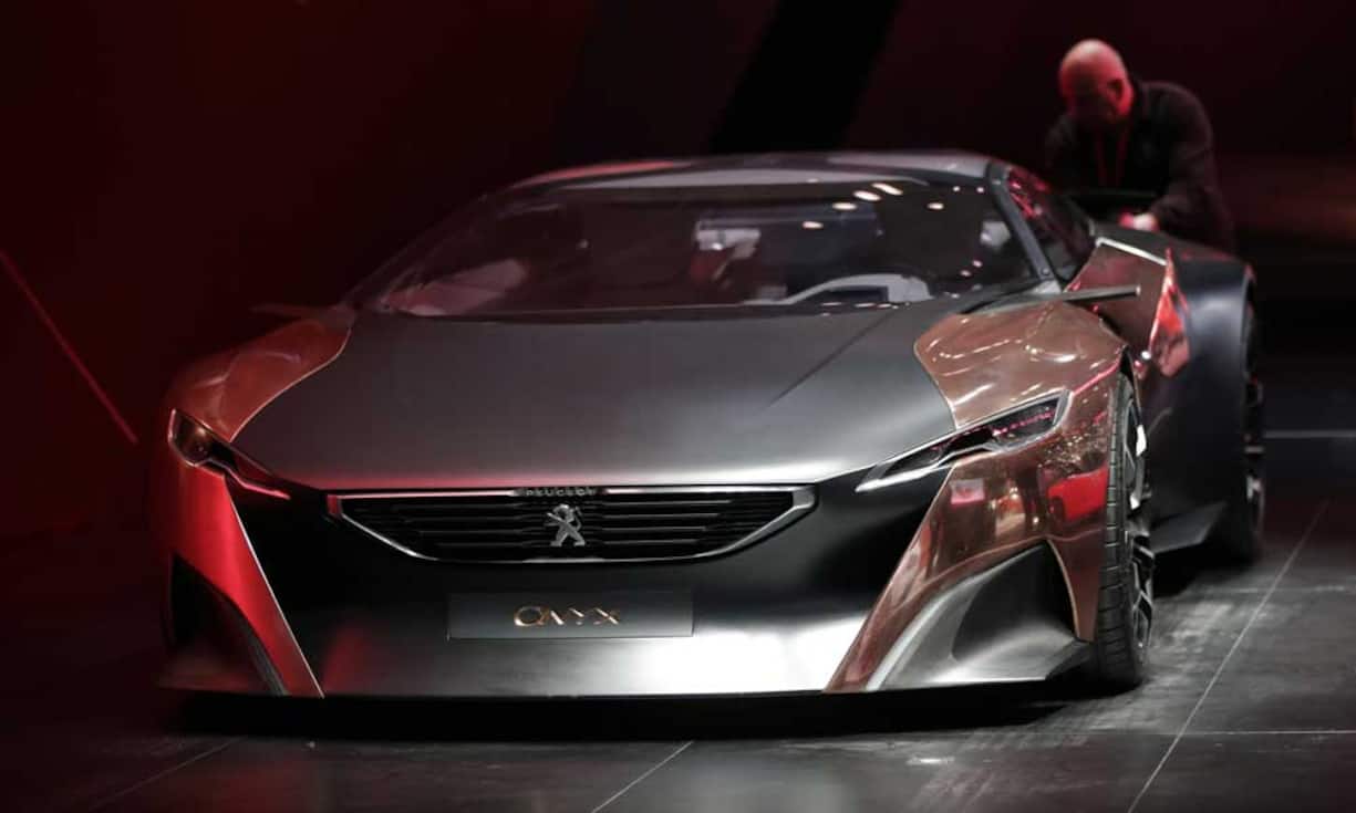 Peugeot Onyx Konzept
Peugeot zeigt auf dem Genfer Salon die Studie eines künftigen Supersportwagens mit V8-Mittelmotor.