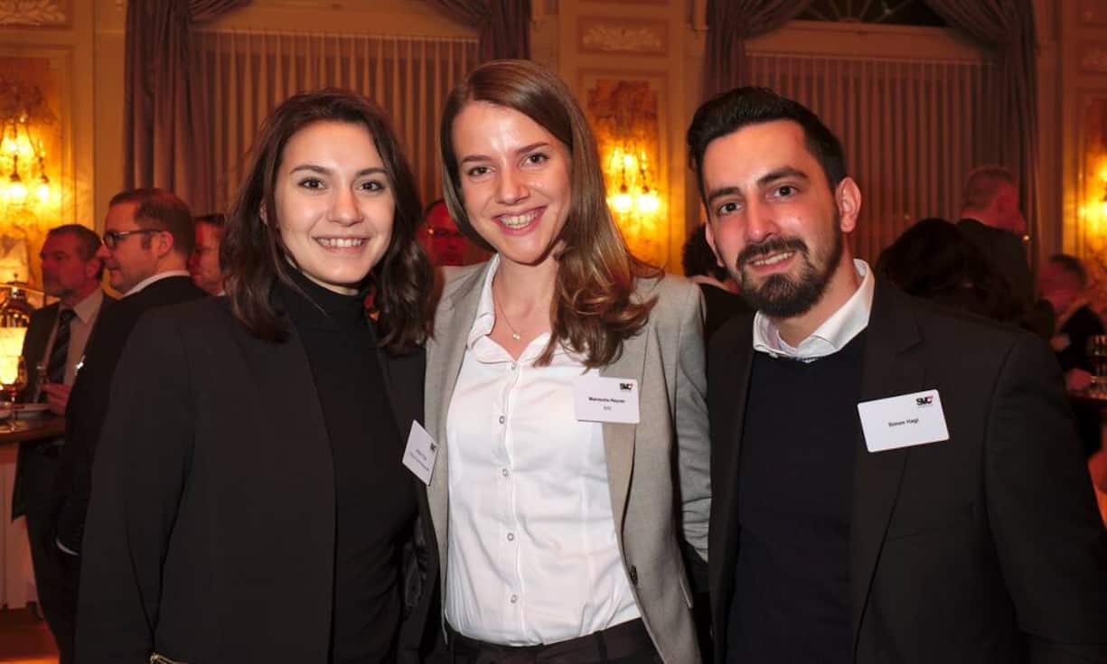 Amina Tolja, cand. Bachelor of Science in Business Administration, Kontur Projektmanagement AG;
Maruscha Heyner, Projektleiterin Sponsoring, Swiss Venture Club SVC;
Simon Hagi, Student Politikwissenschaft, Uni Bern