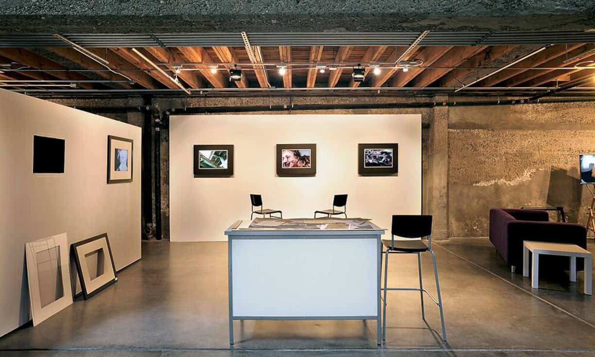 Das Erdgeschoss als Atelier und Ausstellungsraum bietet verschiedene Ecken, wo gearbeitet und Kunst inszeniert werden kann.