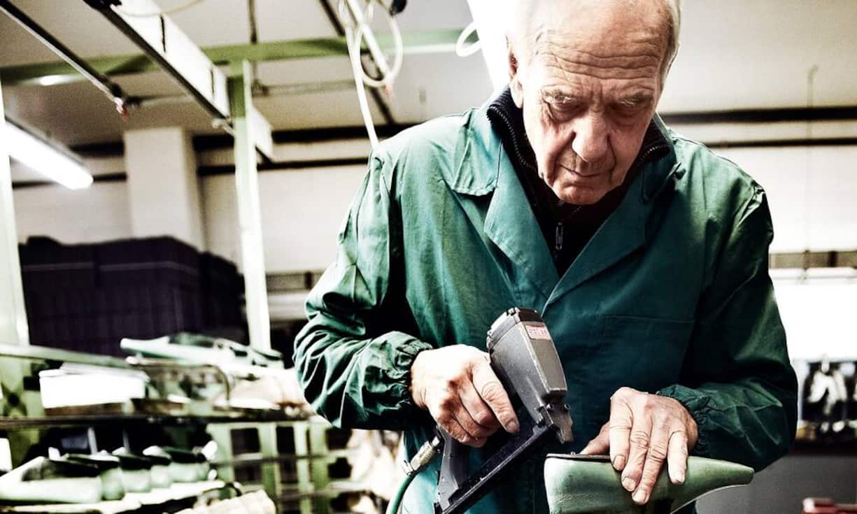 Männer nähen die Sohlen an und nutzen ihre Kraft, Frauen übernehmen Feinarbeiten und setzen ihren Sinn für Präzision ein.