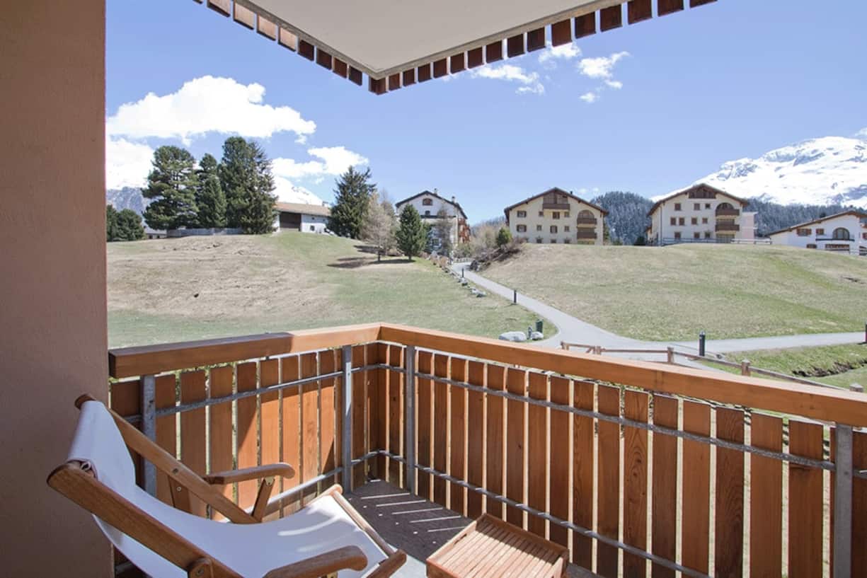 Der sonnige Südbalkon mit dem wunderschönen Bergpanorama lädt zum Verweilen ein. Celerina, 1730 m ü. d. M., liegt in der weiten Ebene zwischen St. Moritz, Pontresina und Samedan und gilt als Sonnenkönigin im Oberengadin.