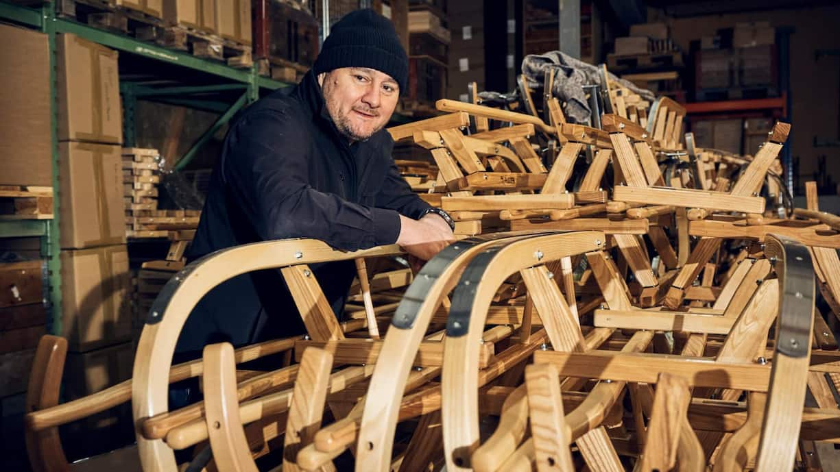 Der gelernte Wagner und Schreinermeister Erwin Dreier (in seinem Lager mit Davoser Schlitten) ist Besitzer des Schlittenherstellers 3R in Sulgen im Kanton Thurgau. Die Schreinerei ist seit 1930 im Ort ansässig. Der Betrieb beschäftigt rund ein Dutzend Mitarbeiter und fertigt unter anderem knapp 2000 Schlitten pro Jahr.