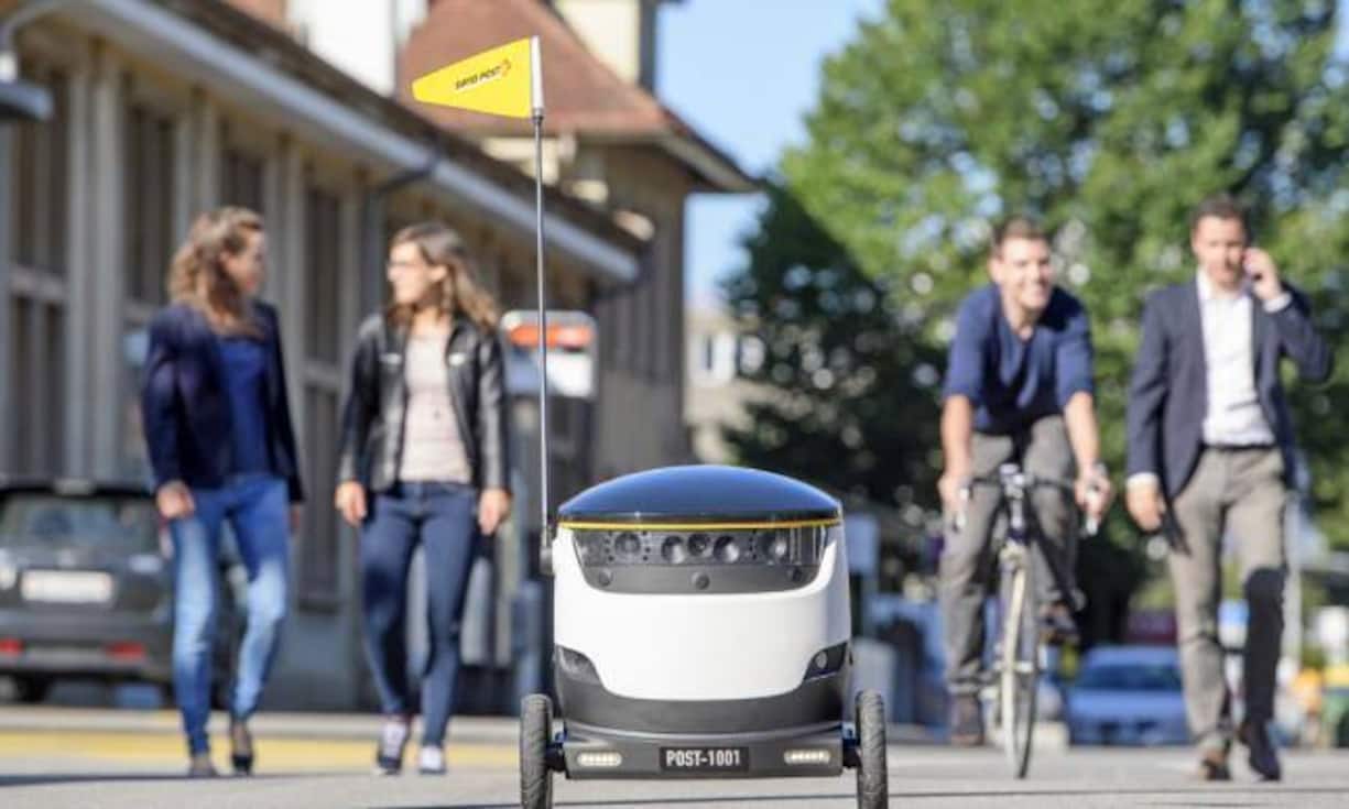 Sie fahren dank einer Mischung aus Ortungssignalen wie etwa GPS und visueller Erkennung via Kameras selbständig zu ihrem Ziel und weichen Hindernissen automatisch aus.