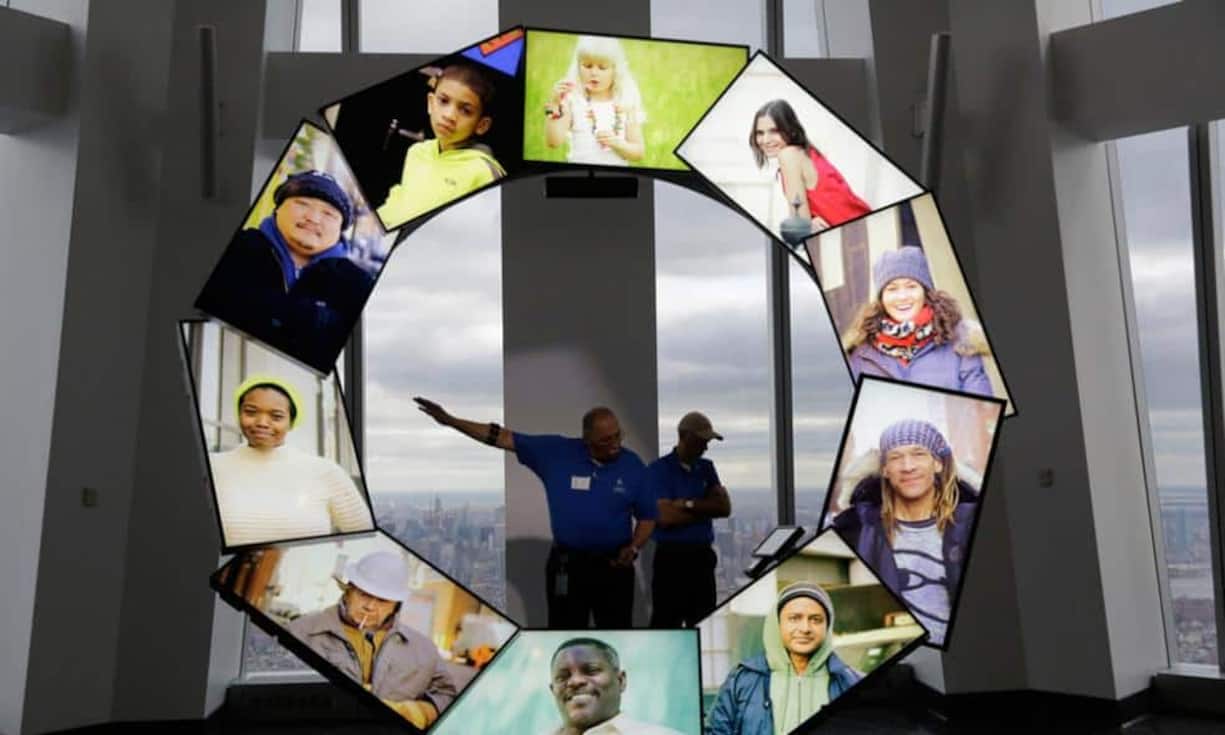 Auf interaktiven Monitoren, die in einem Ring angeordnet sind, werden den Besuchern die Landschaft und die Menschen aus der Nachbarschaft gezeigt, die sich unter ihnen befinden.