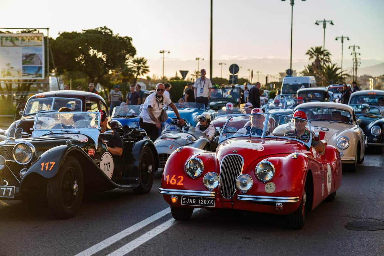 STAU AM HAFEN IN GENUA Weil Klassiker-Moto- ren gerne überhitzen, ist auch mal Schieben statt Fahren angesagt.