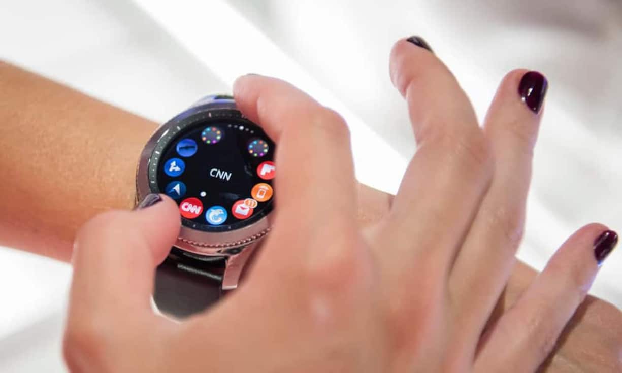 Die Samsung Gear S3 ist das Nachfolgemodell der Gear S2. Bei der neuen Version legt der Hersteller grossen Wert darauf, dass sie wie eine Uhr aussieht. Als Betriebssystem dient Samsungs eigenes Tizen. Mit Samsung Pay lässt sichs auch mobil bezahlen.