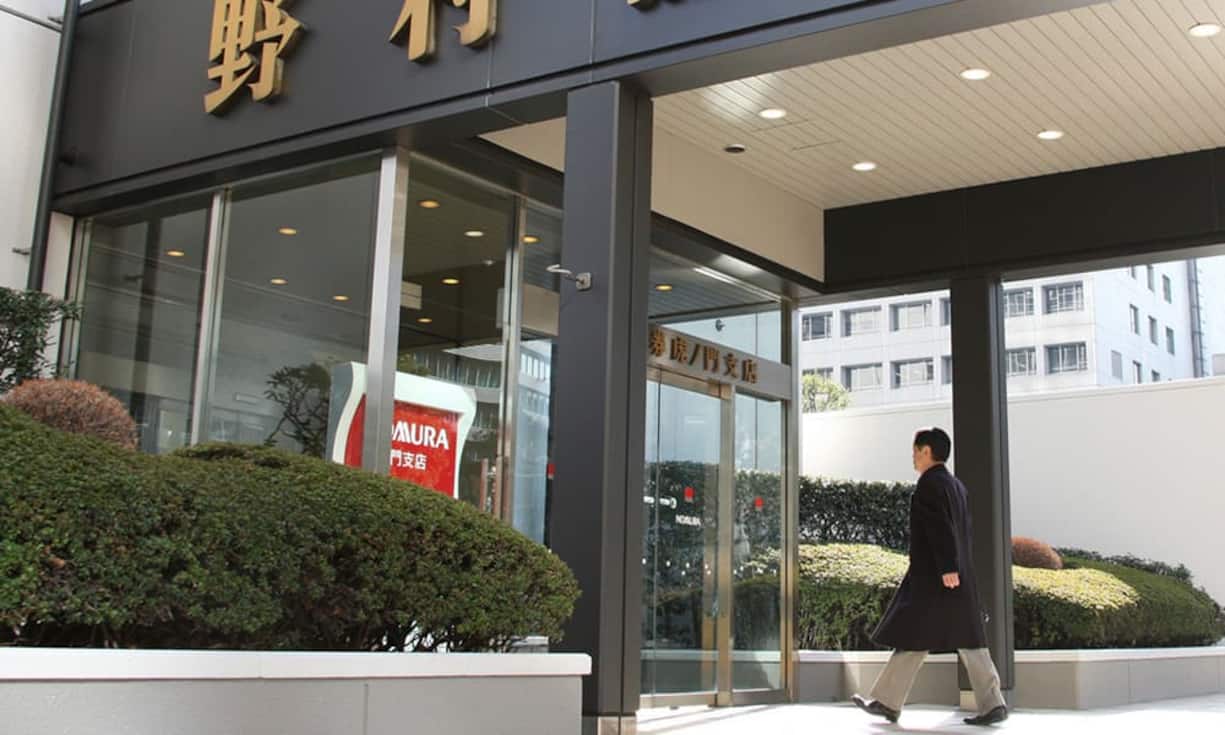 NomuraDie japanische Investmentbank Nomura hat sich für Frankfurt als künftiges EU-Hauptquartier entschieden. Nomura zählt laut Bloomberg 2300 Beschäftigte in London. Bis zu 100 Jobs werden an den Main verlagert.