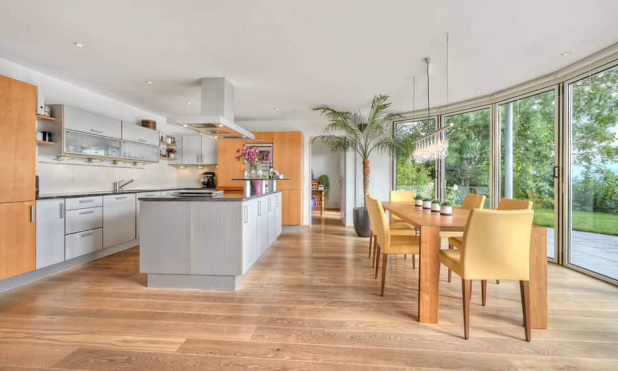 Die grossen Fensterfronten schaffen eine angenehme Wohnatmosphäre.