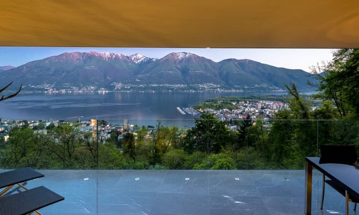 Dieses wie auch das Gästezimmer teilen sich eine Terrasse - ebenfalls mit Seesicht.