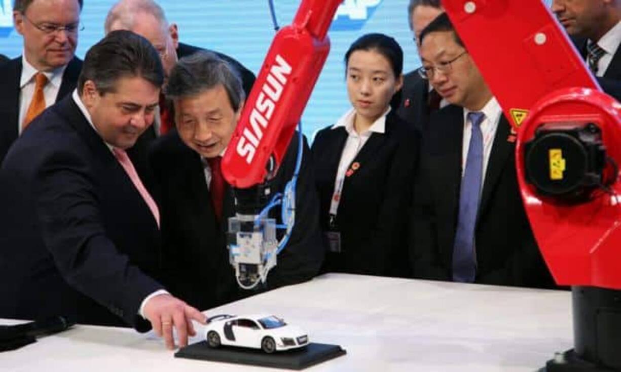 Auch grosse Kinder wollen spielen: Deutschlands Vizekanzler Sigmar Gabriel und der chinesische Vizepremier Ma Kai erfreuen sich am Computerarm von SAP.