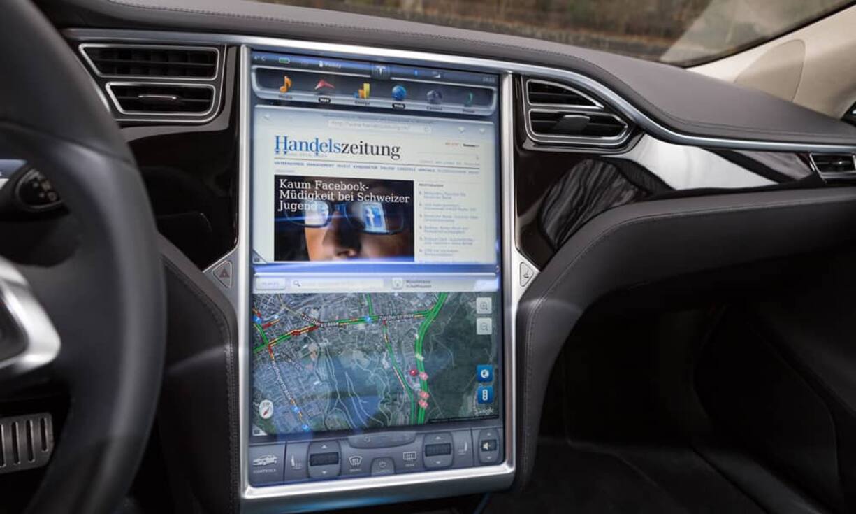 Der Touchscreen ist das zentrale Steuerelement im Tesla. Ihn zu bedienen, braucht viel Aufmerksamkeit und lenkt den Blick von der Strasse ab.     Das Auto hat der Fotograf Patrick Stoll exklusiv für handelszeitung.ch in Szene gesetzt.